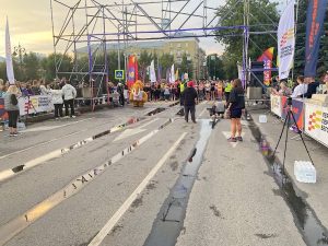 Маскот Железно участвует в забеге